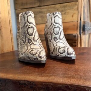 Vince Camuto Snakeskin Ankle Booties Size 8.5 Heel 3.5” NWOT